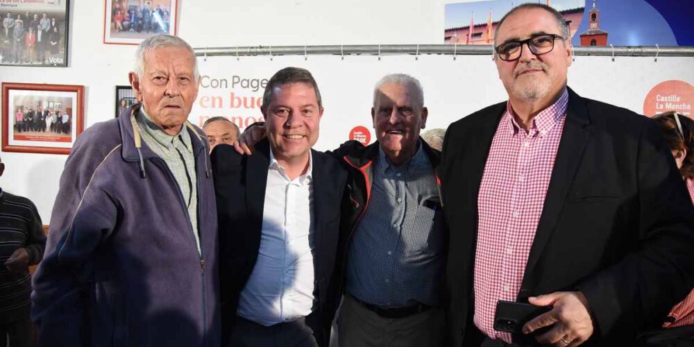 Emiliano García-Page, junto a vecinos de Villafranca, entre ellos el alcalde, Julián Bolaños.