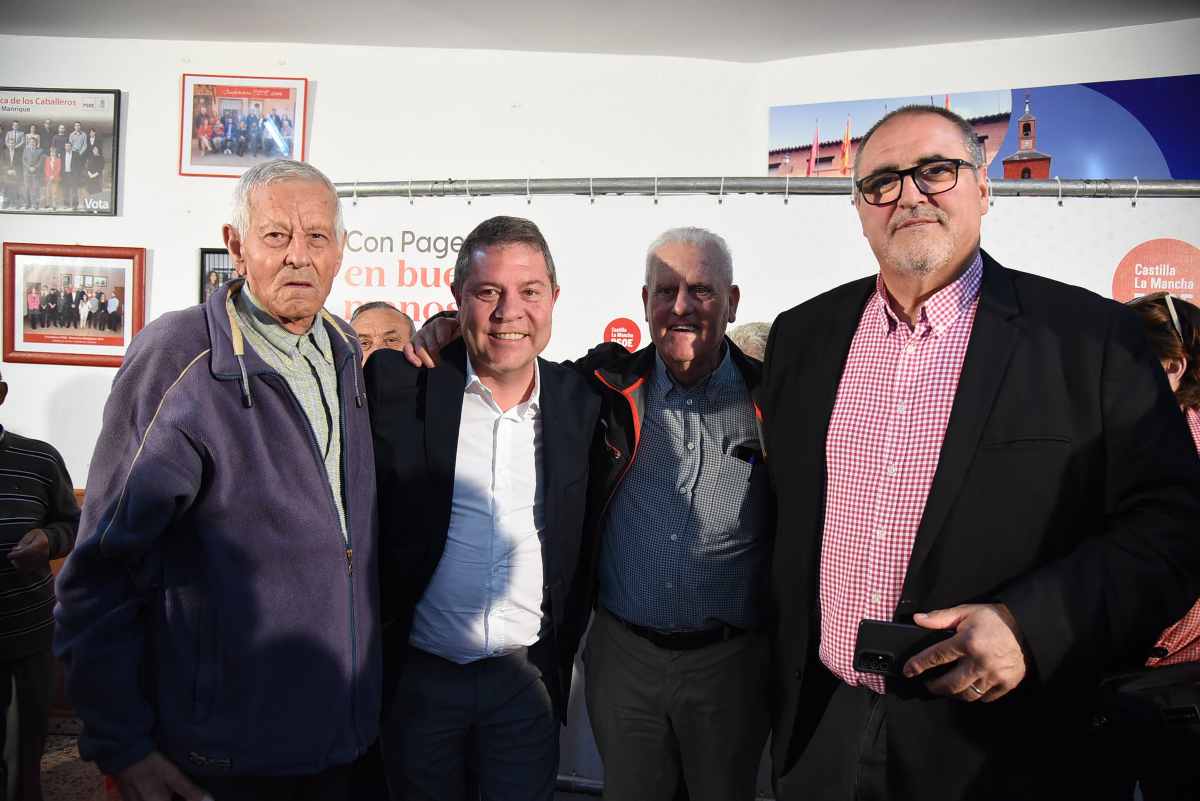 Emiliano García-Page, junto a vecinos de Villafranca, entre ellos el alcalde, Julián Bolaños.