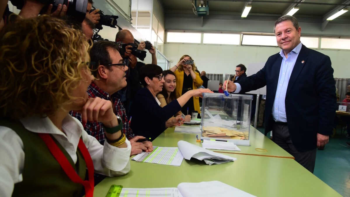 Emiliano García-Page, en el momento de votar. Foto: Rebeca Arango.