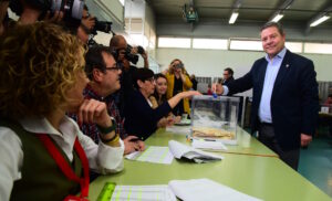 Emiliano García-Page, en el momento de votar. Foto: Rebeca Arango.