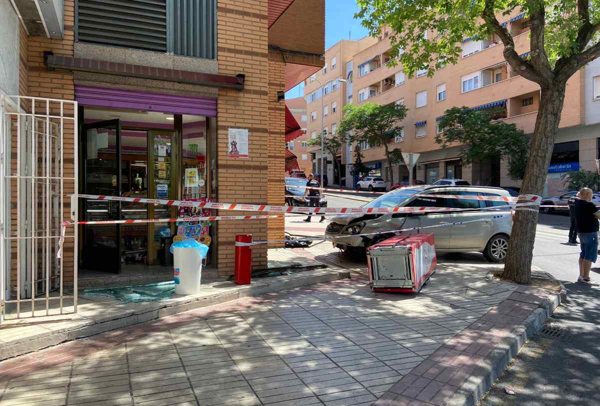 Un coche se ha empotrado contra una panadería en Toledo,