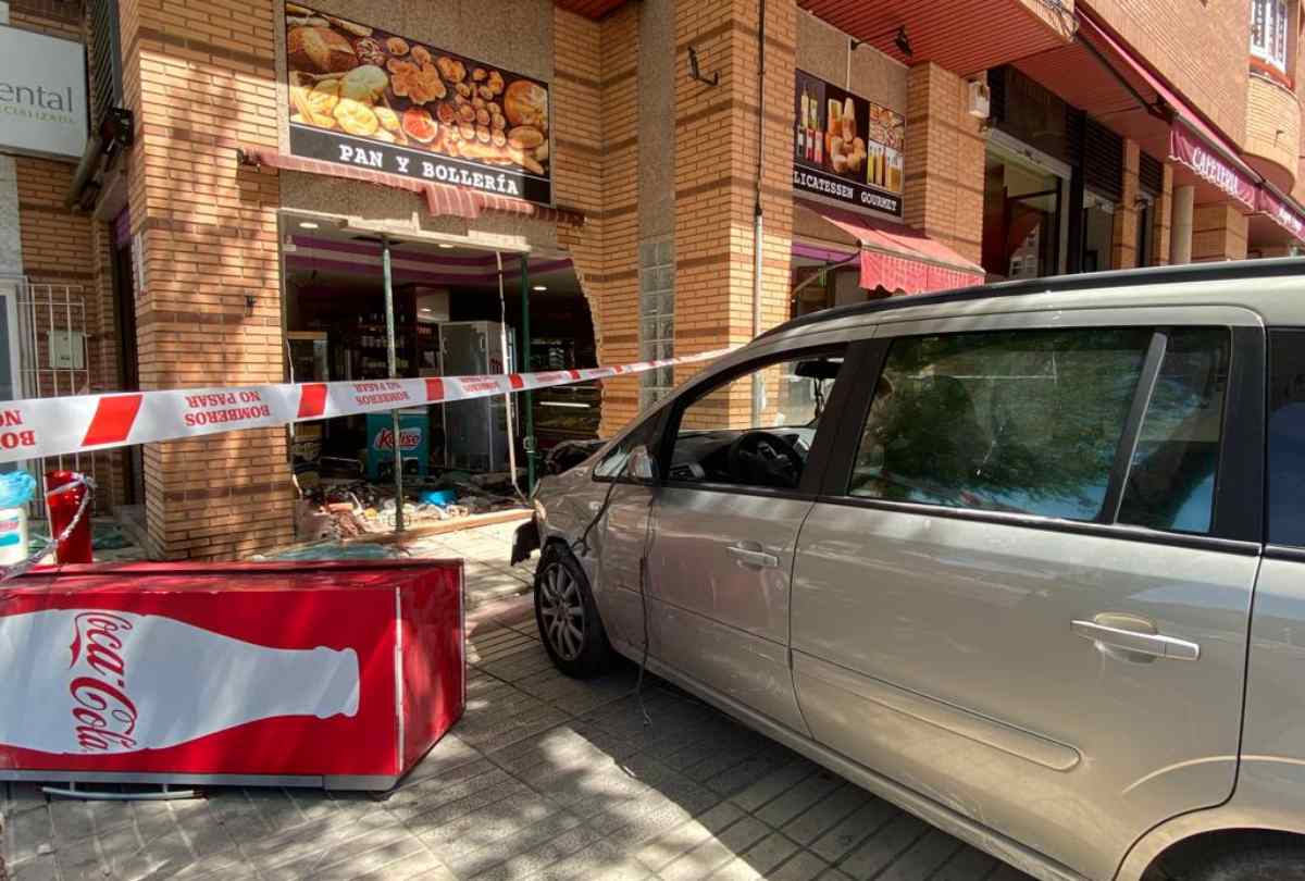 Un coche se ha empotrado contra una panadería en Toledo,