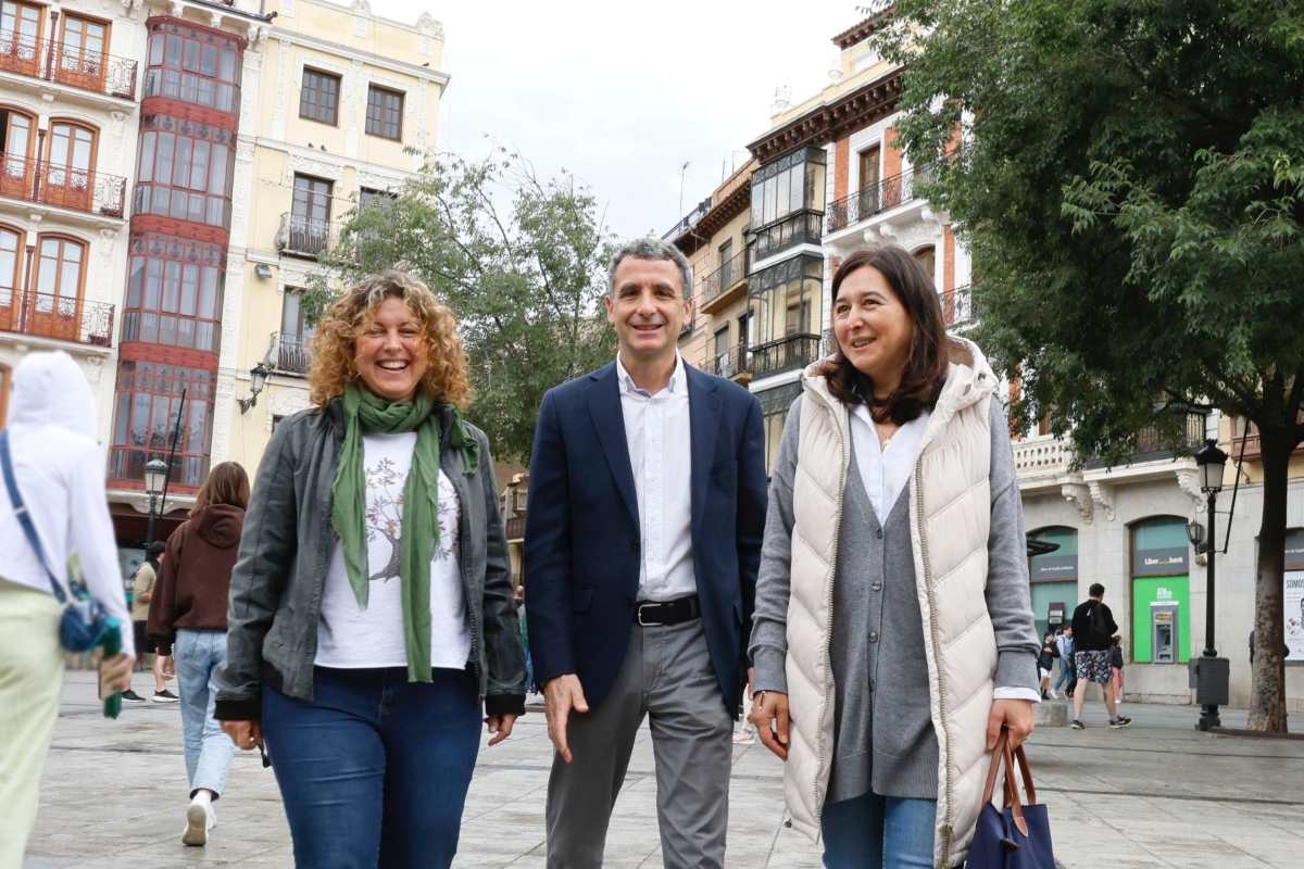 Esteban Paños, Araceli de la Calle (derecha) e Irene Benayas, en Zocodover.