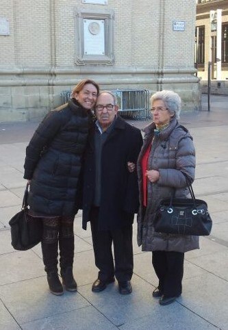 Ana Guarinos con sus padres