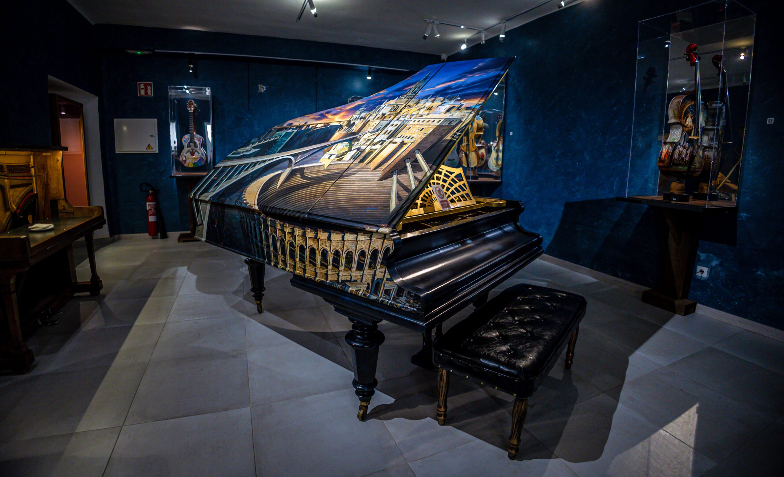 Este maravilloso piano se ha puesto a la venta en Toledo por un millón de euros. Foto: EFE/Ángeles Visdómine.