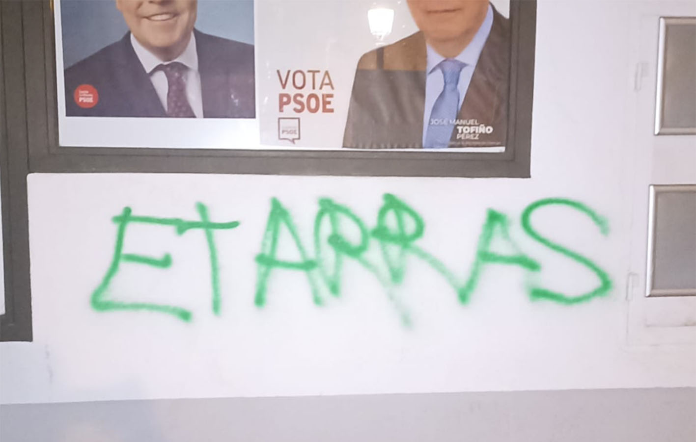 Esta es la pintada que apareció ayer por la noche en la sede del PSOE en Illescas.