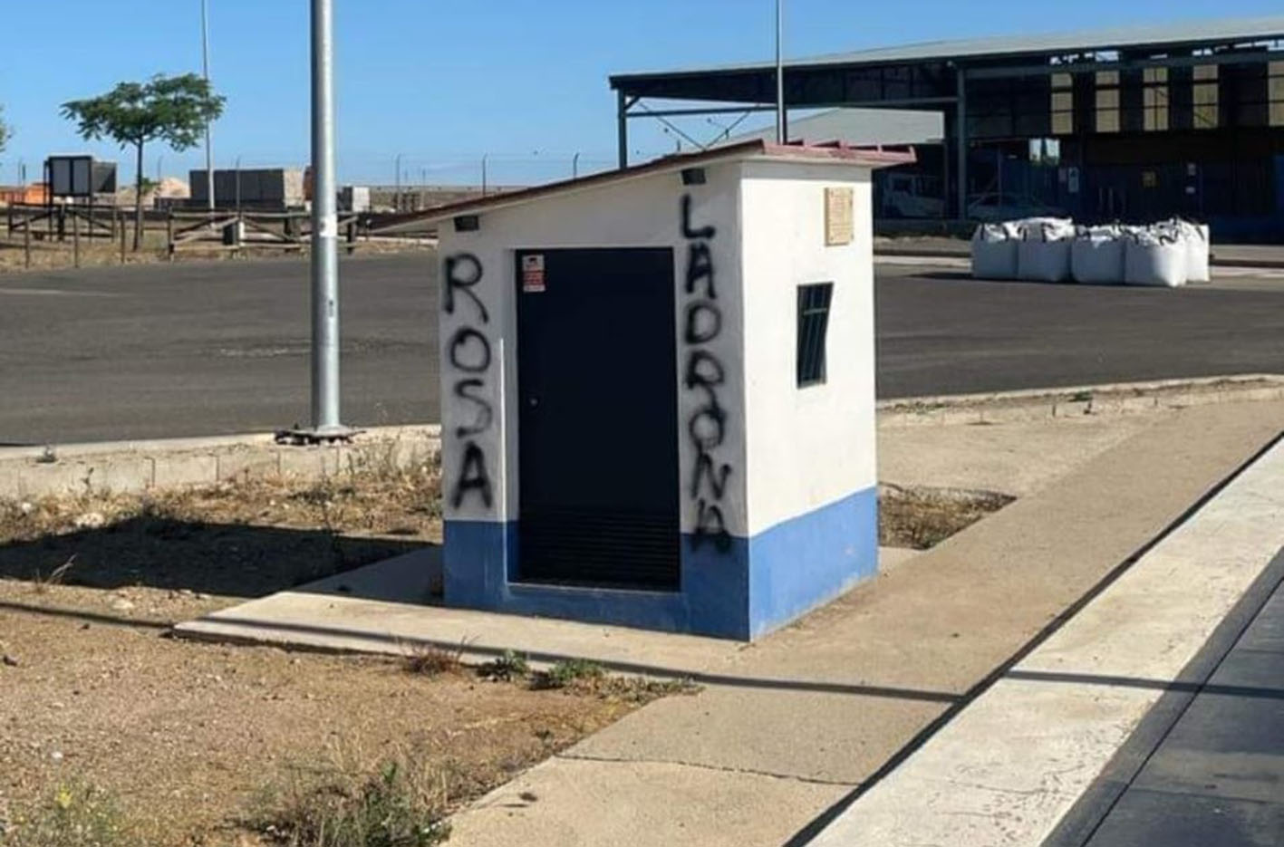 Una de las pintadas aparecidas contra la alcaldesa y una concejala de Abenójar (Ciudad Real).