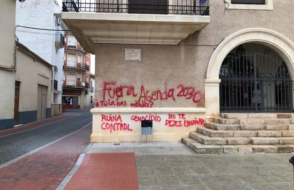 La fachada del Ayuntamiento de La Roda ha aparecido con pintadas contra la Agenda 2030.