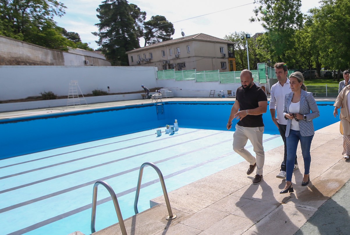Milagros Tolón, durante su visita a una de las piscinas municipales de Toledo.