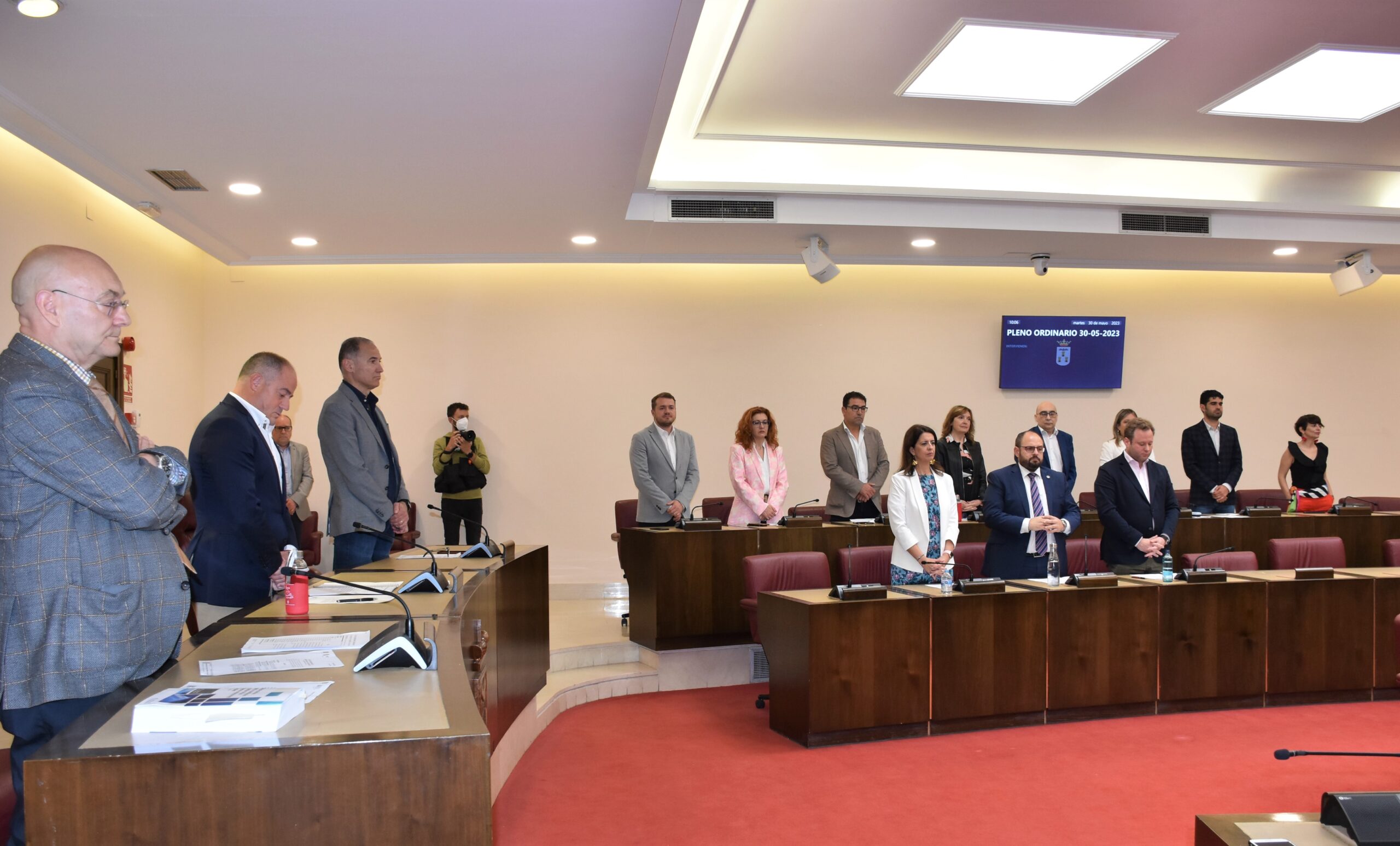 Image del minuto de silencio guardado durante el pleno del Ayuntamiento de Albacete.