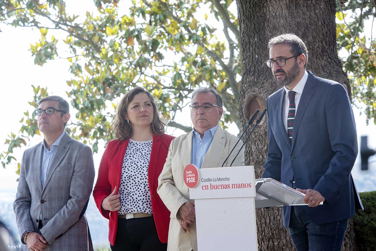 En primer plano, el secretario de Organización del PSOE de CLM, Sergio Gutiérrez. Foto: Rebeca Arango.