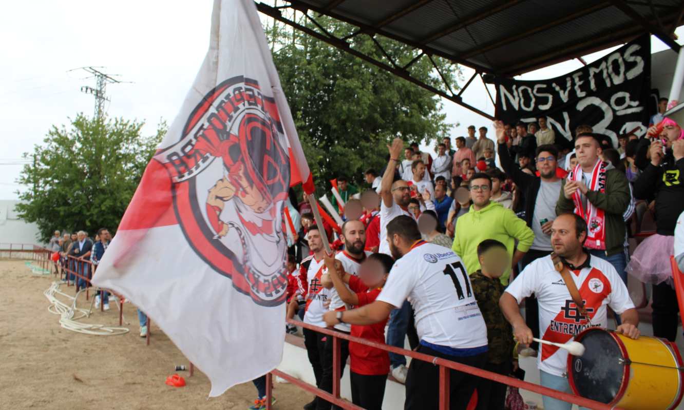 Afición del Huracán de Balazote.