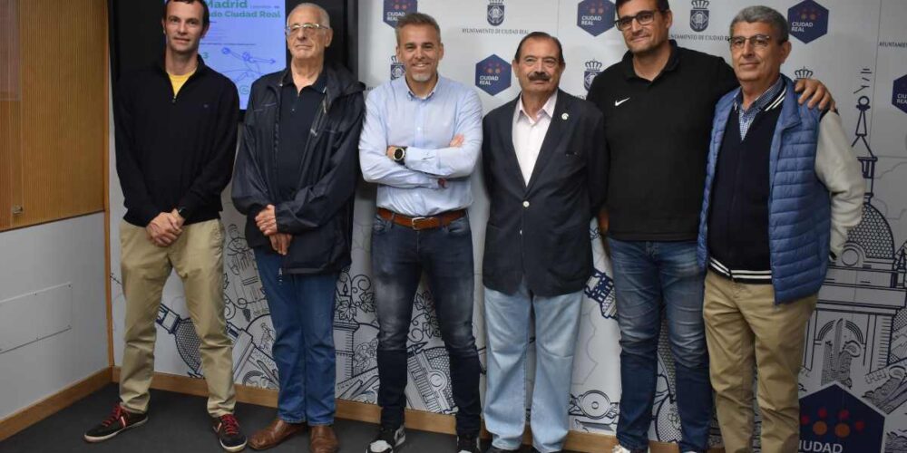 Presentación del partido entre las leyendas del Madrid y los jugadores de Ciudad Real a favor de la AECC.