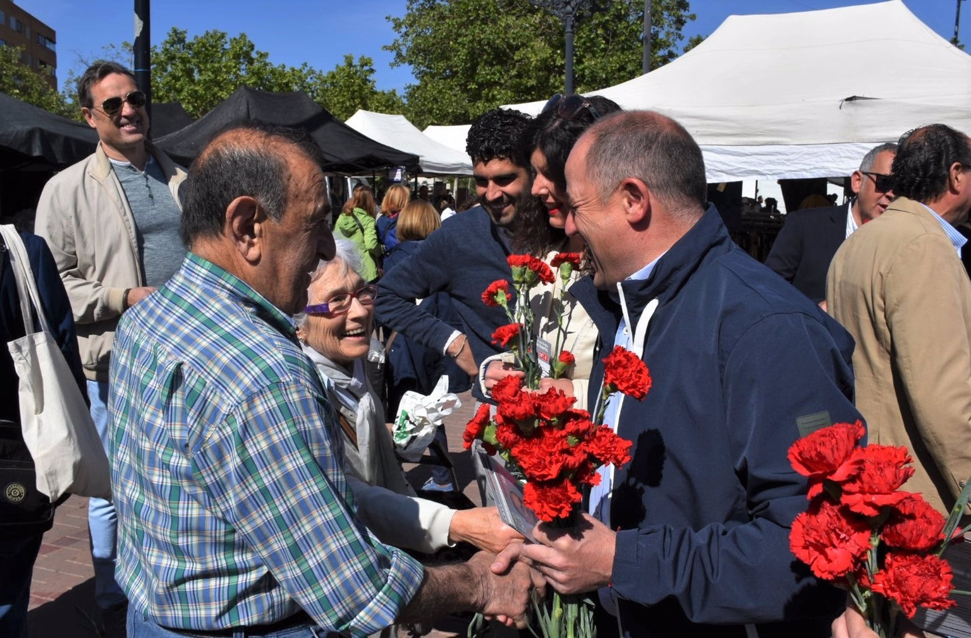 El alcalde de Albacete y candidato del PSOE a la reelección, Emilio Sáez, en el Mercadillo de "Los Invasores".