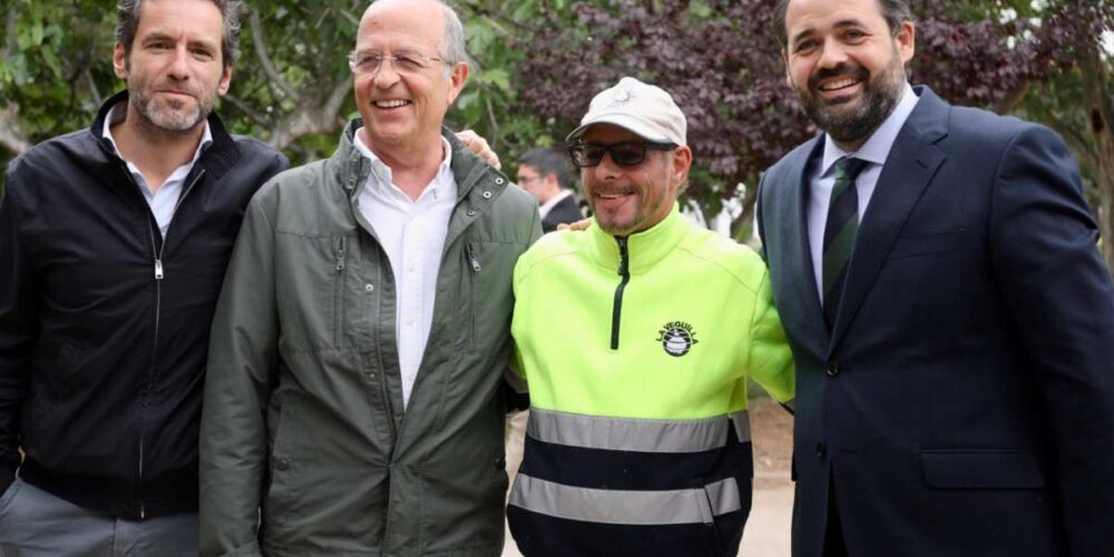 Borja Sémper, José Manuel Tortosa y Paco Núñez junto a un trabajador en Las Pedroñeras.