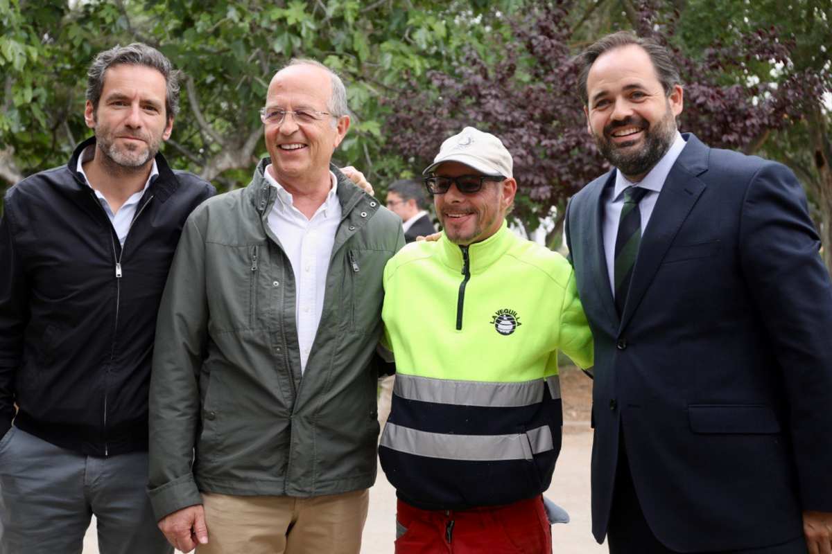 Borja Sémper, José Manuel Tortosa y Paco Núñez junto a un trabajador en Las Pedroñeras.