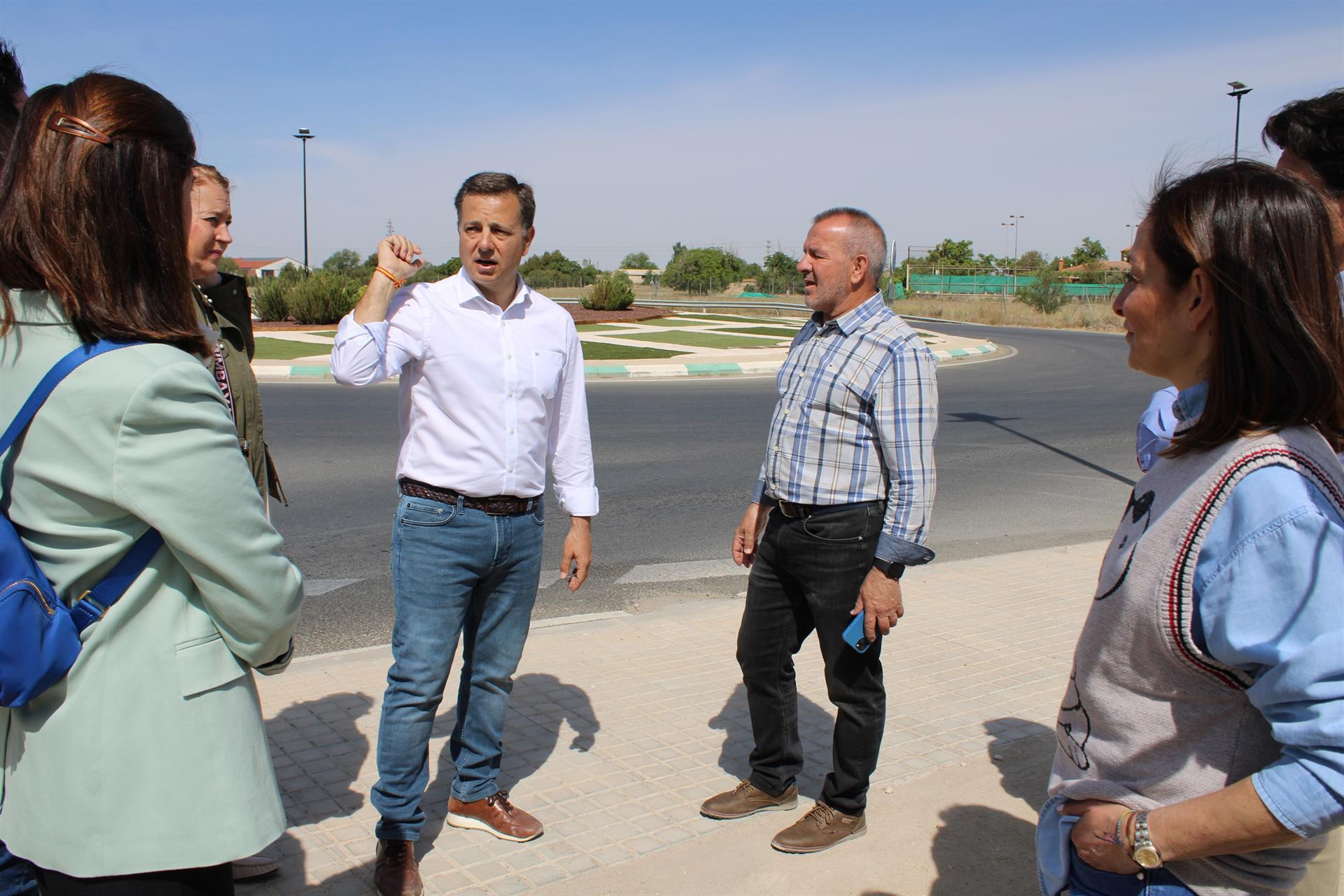 El candidato del PP a la Alcaldía de Albacete, Manuel Serrano, atiende a los medios en la AB-20.