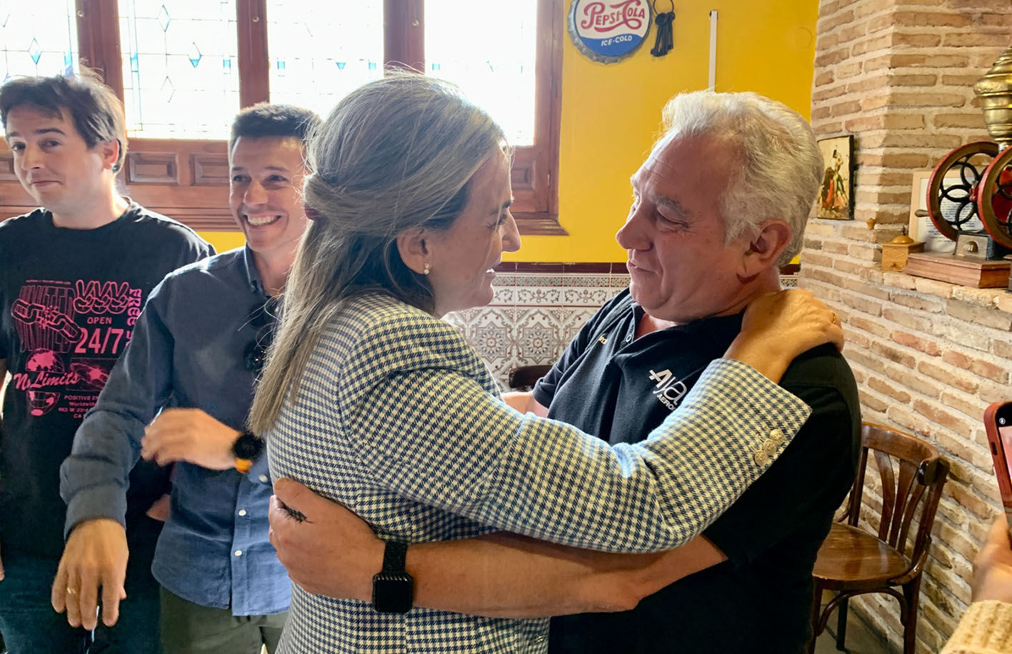 Milagros Tolón, alcaldesa de Toledo, junto a un delegado sindical del Polígono Industrial.