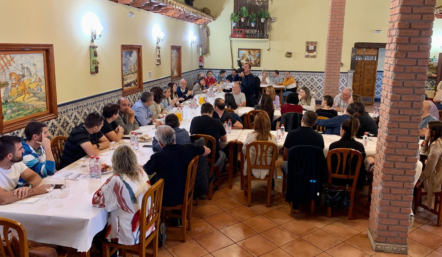 Milagros Tolón, junto a un nutrido grupo de delegados sindicales de CCOO de empresas del Polígono industrial.