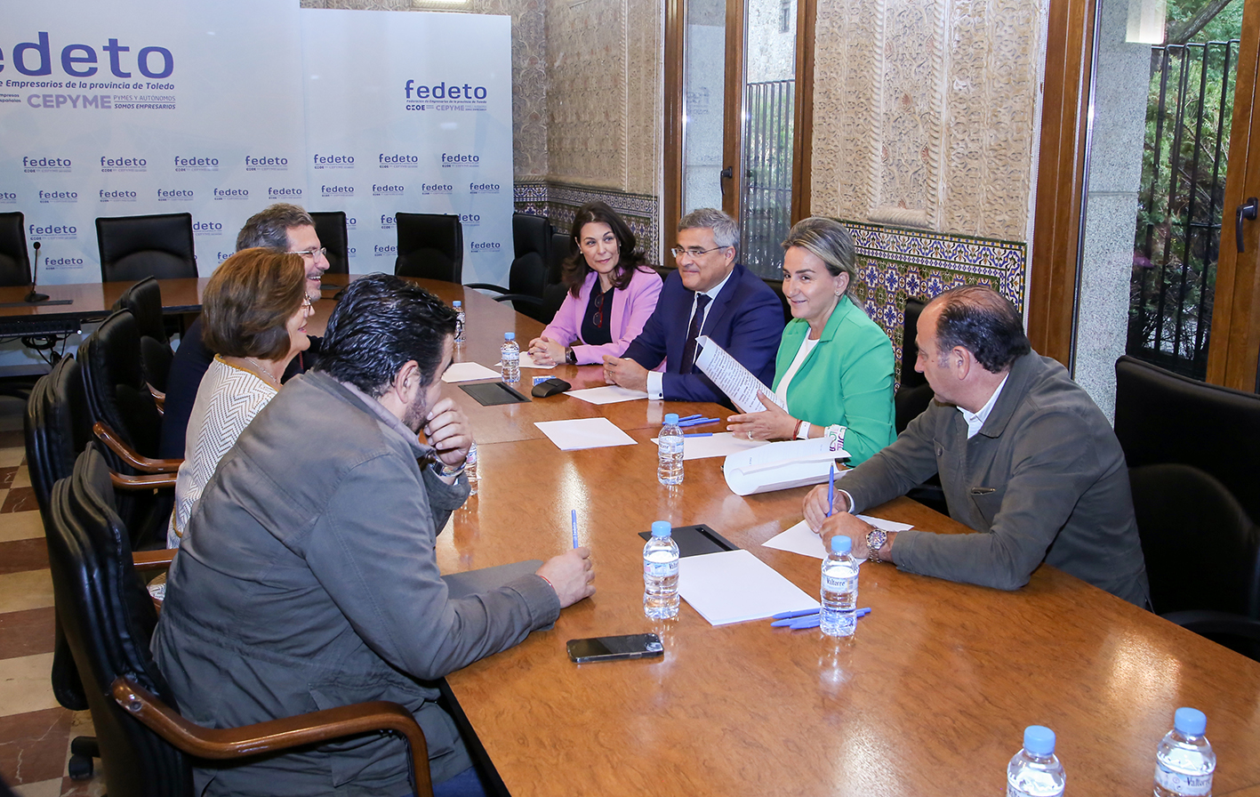 Tolón, junto a Javier de Antonio, presidente de Fedeto, y miembros de la directiva.