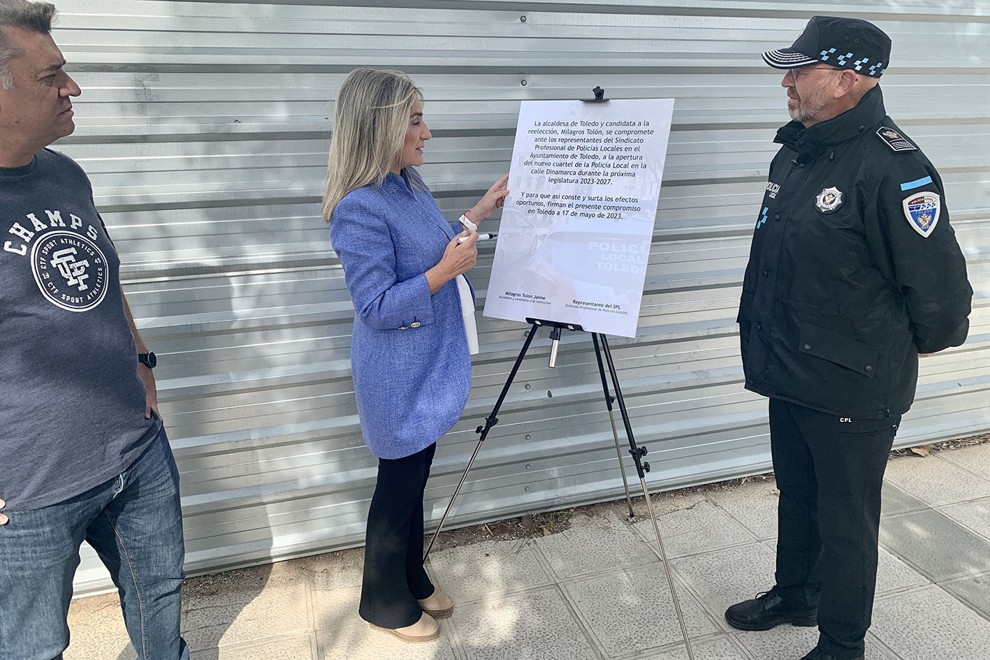 Tolón firma el compromiso adquirido de ejecutar las obras del nuevo cuartel de la Policía Local en la calle Dinamarca.