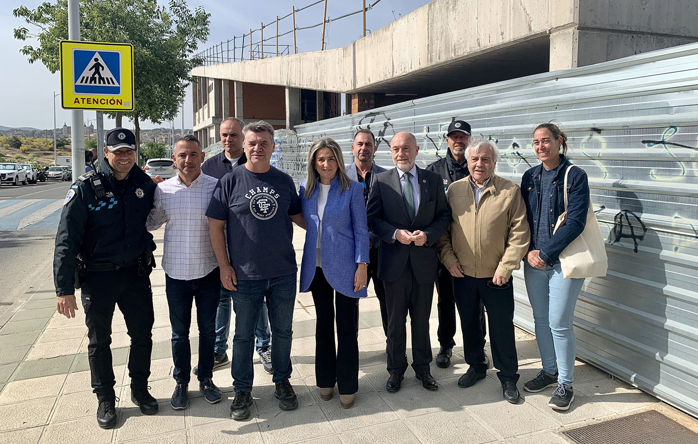 Milagros Tolón, alcaldesa de Toledo, junto a los representantes sindicales de la Policía Local y algunos concejales.