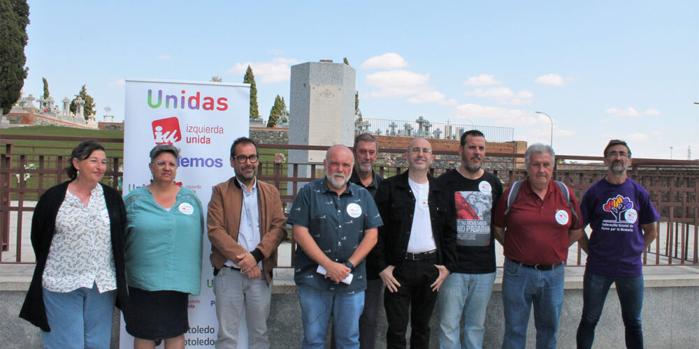 Txema Fernández y parte de su grupo, en el cementerio de Toledo.