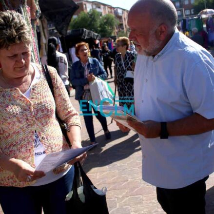 Txema Fernández repartiendo octavillas en el "Martes". Foto: Sara M. Trevejo.