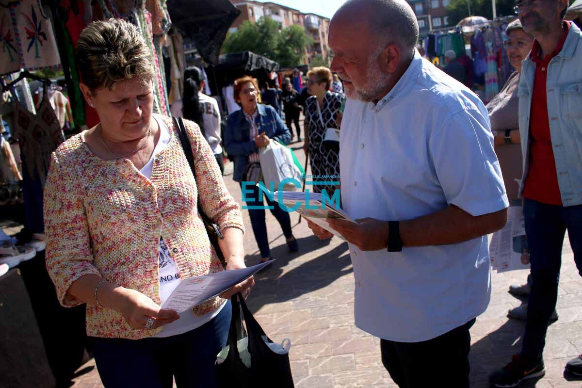 Txema Fernández repartiendo octavillas en el "Martes". Foto: Sara M. Trevejo.