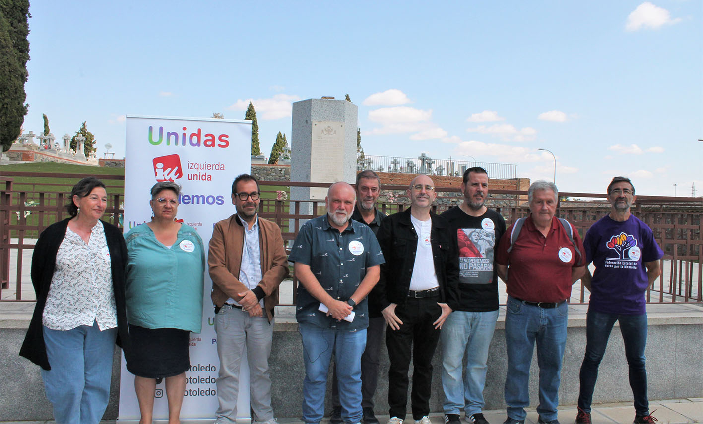 Txema Fernández y parte de su grupo, en el cementerio de Toledo.