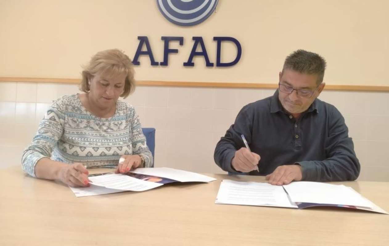 Lorenza Abellán y Luis Palencia, firmando el convenio entre AFAD y Viña Albali Valdepeñas. Foto: Viña Albali Valepeñas.