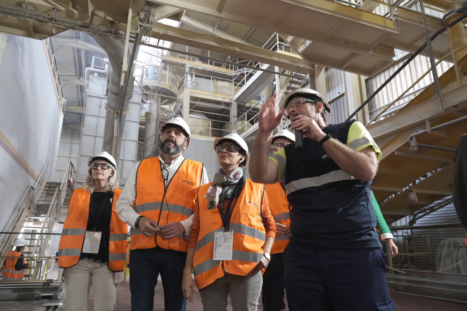 Isabel Rodríguez visita la fábrica Isover en Azuqueca de Henares