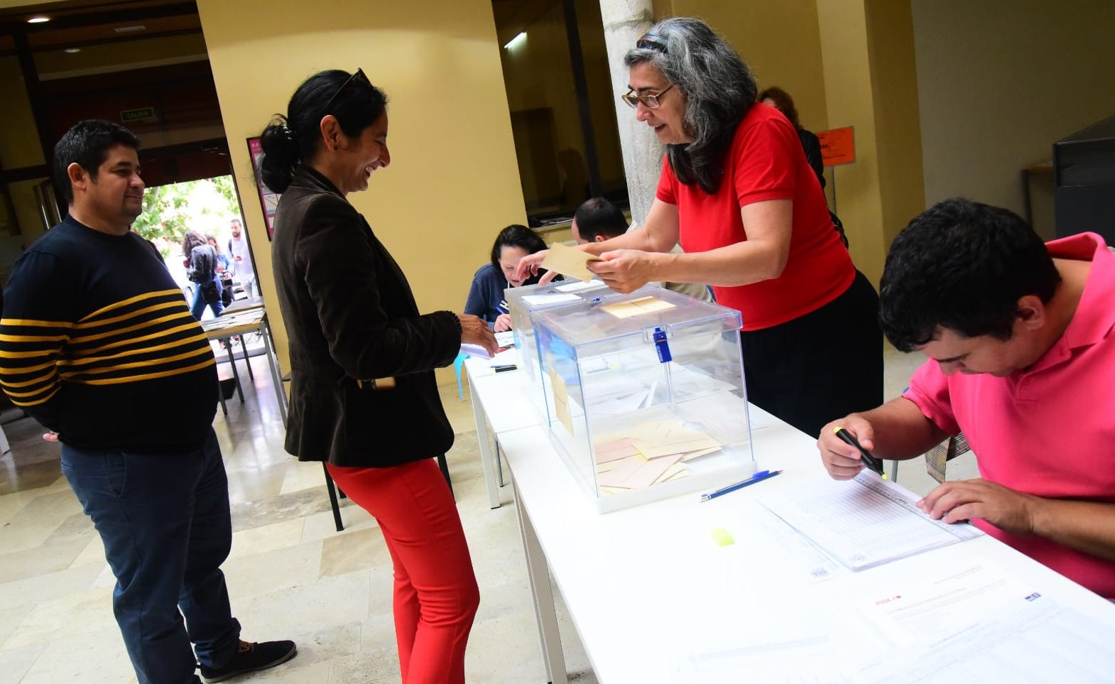 Vecinos votan en Toledo a primera hora de la mañana. Foto: Rebeca Arango.
