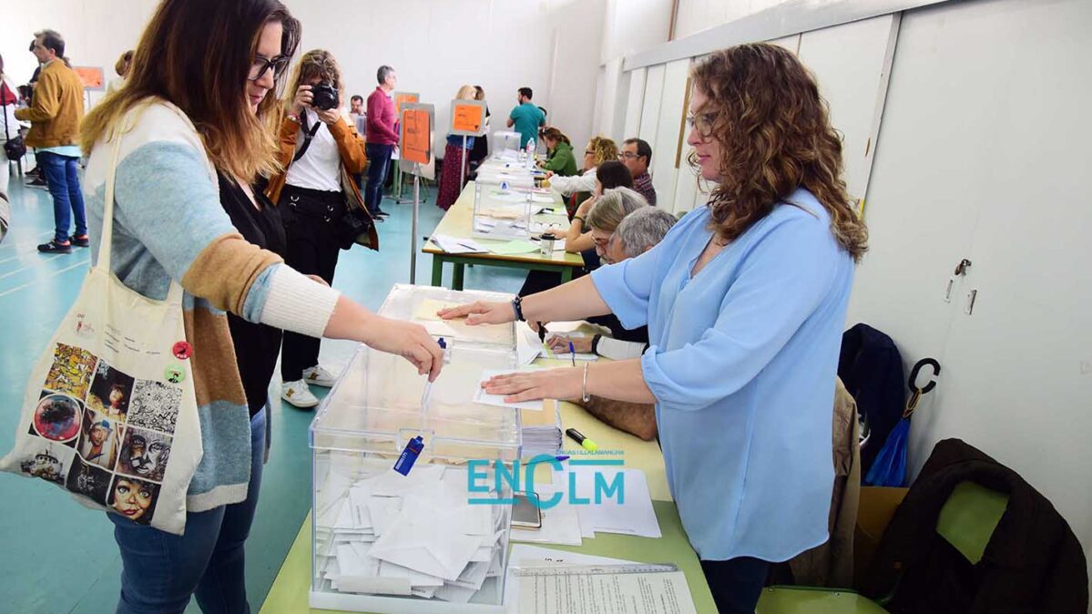 Ciudadanos votando en Toledo. Foto: Rebeca Arango.