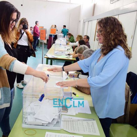 Ciudadanos votando en Toledo. Foto: Rebeca Arango.