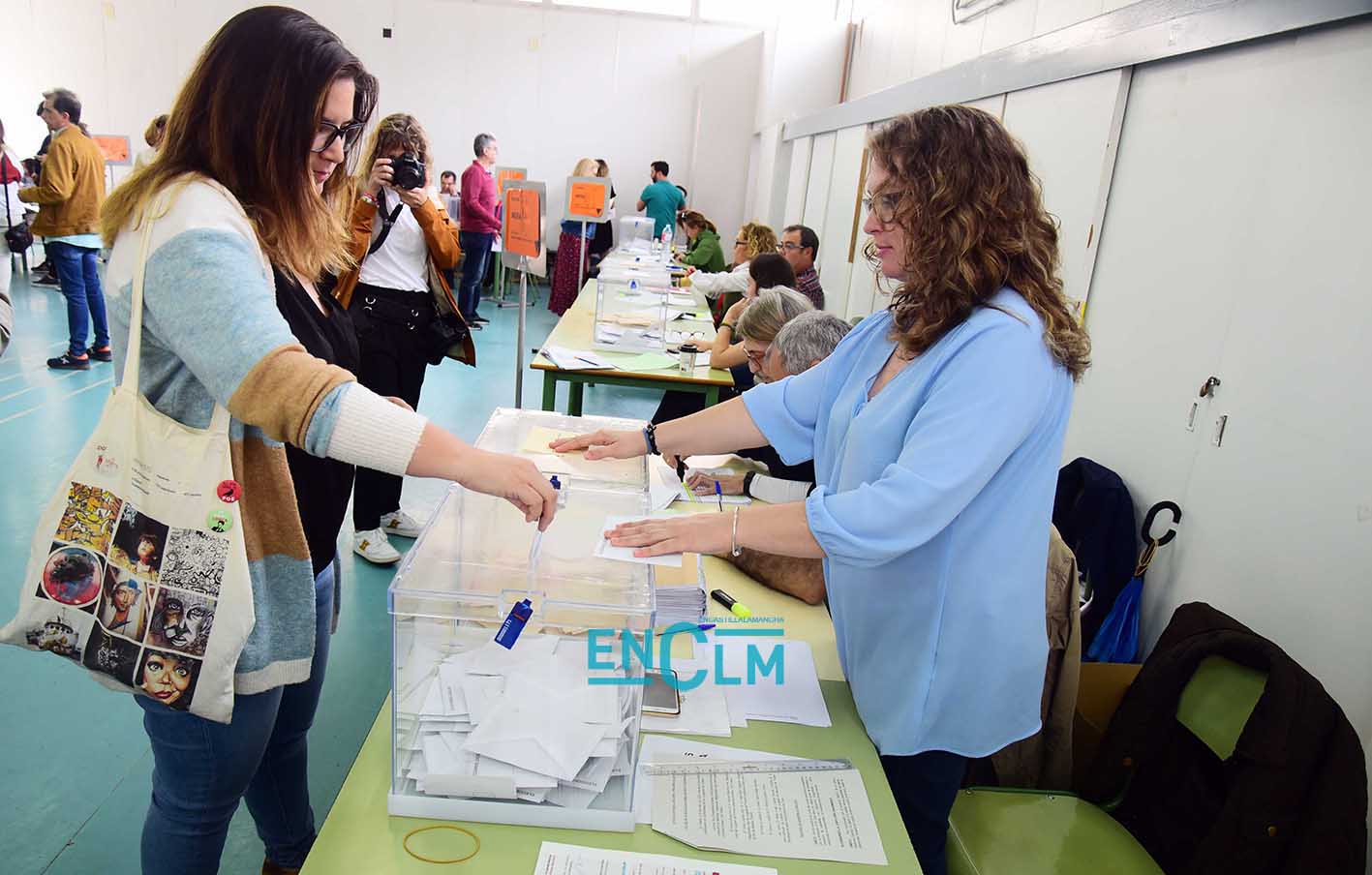Ciudadanos votando en Toledo. Foto: Rebeca Arango.
