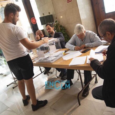 Un hombre, votando. Foto: Rebeca Arango.