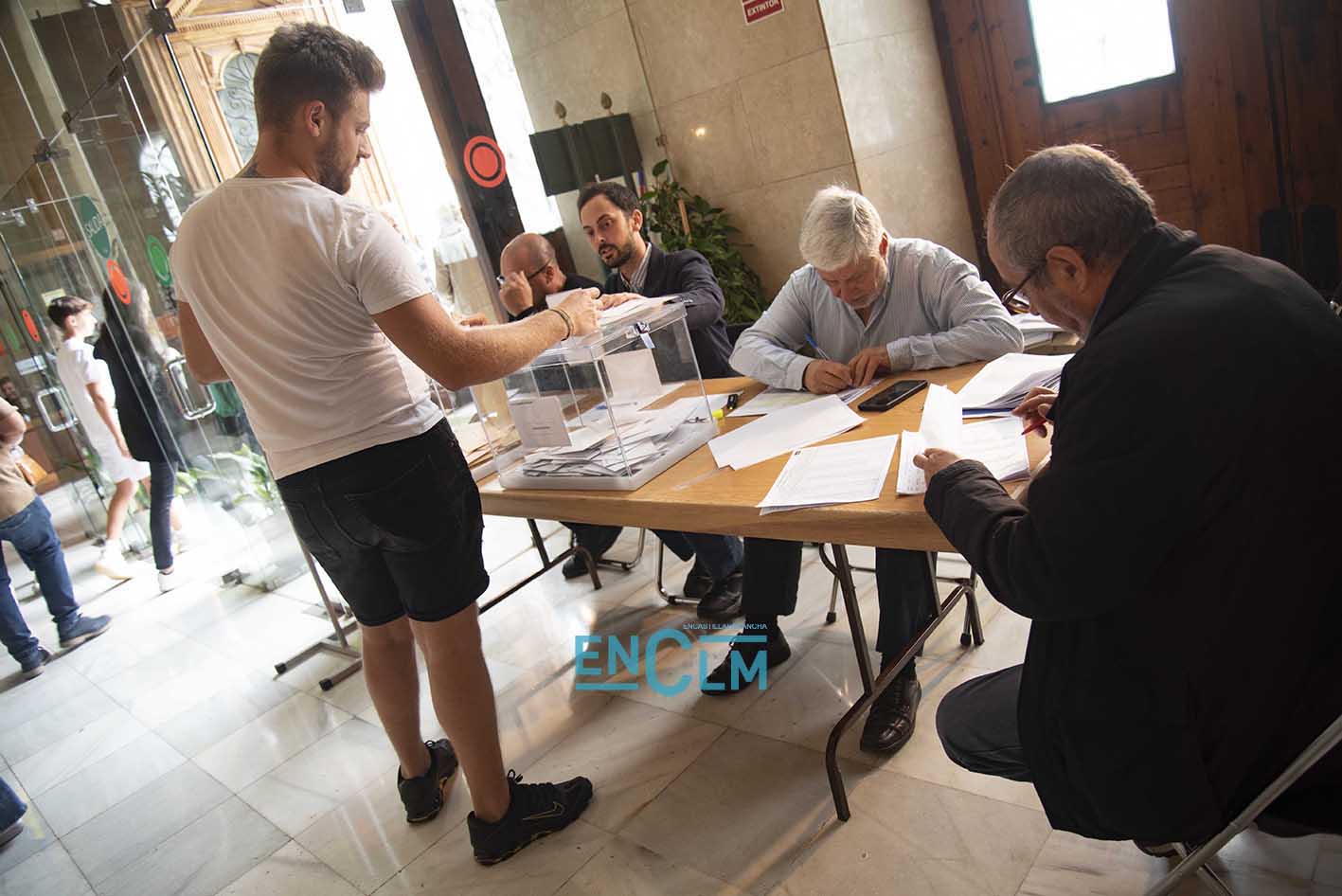 Un hombre, votando. Foto: Rebeca Arango.