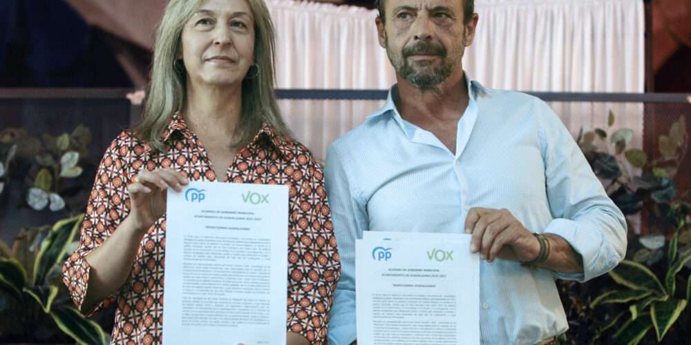 Ana Guarinos, cabeza de lista del Partido Popular en Guadalajara y Javier Toquero, cabeza de lista de Vox, sellan el pacto de gobierno en la capital. EFE/ Pepe Zamora.