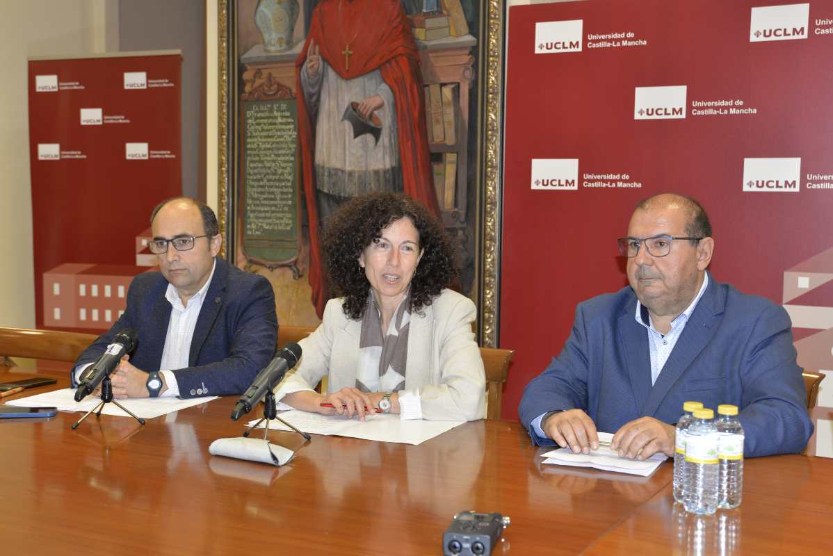 La vicerrectora de Estudiantes, María Ángeles Carrasco Gutiérrez, detallando la nueva convocatoria de la EvAU.