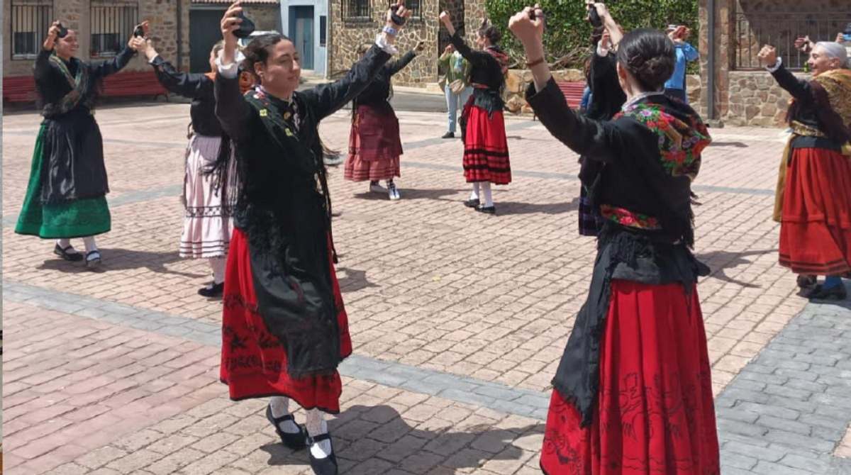 Actuación de la escuela de Folklore de Guadalajara