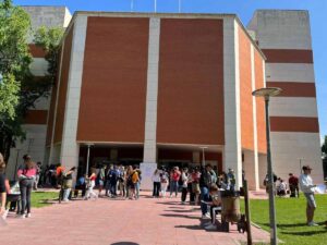 estudiantes de bachillerato en Edificio Multidepartamental del campus de la UAH en Guadalajara