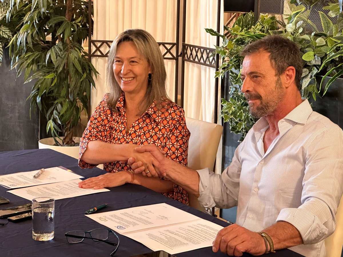 Ana Guarinos, cabeza de lista del Partido Popular en Guadalajara y Javier Toquero, cabeza de lista de Vox, sellan el pacto de gobierno en la capital