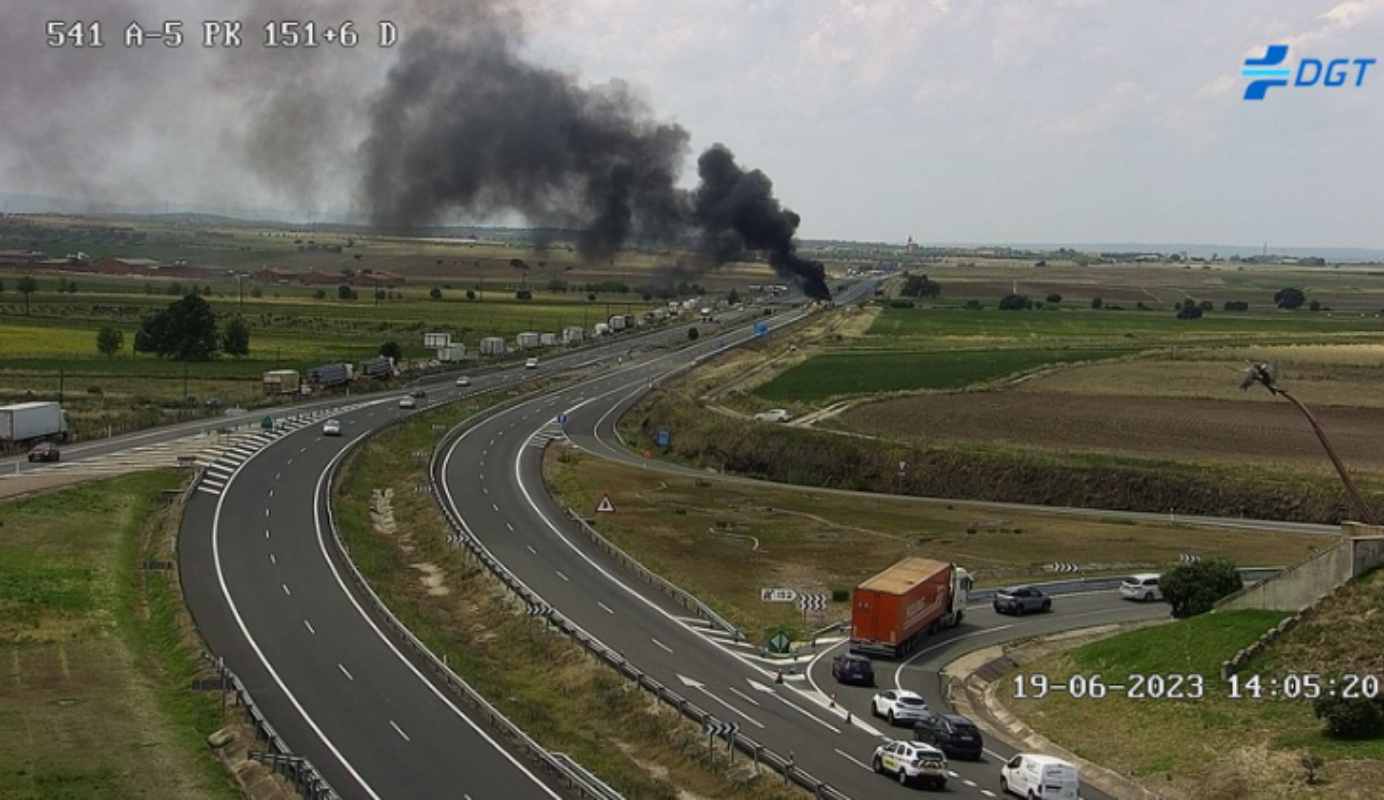 La columna de humo era visible desde muy lejos. Foto: DGT.