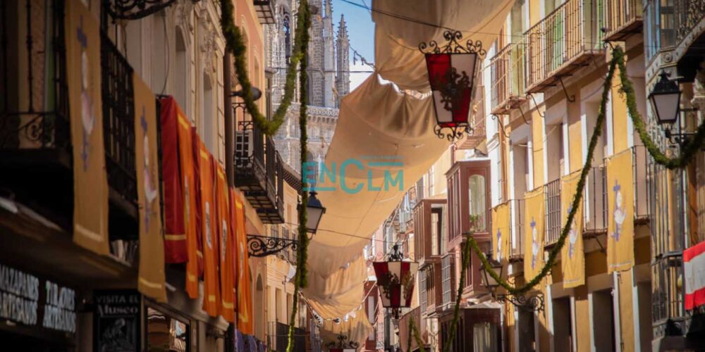 Las calles de Toledo, engalanadas para el Corpus Christi. Foto: Diego Langreo Serrano.