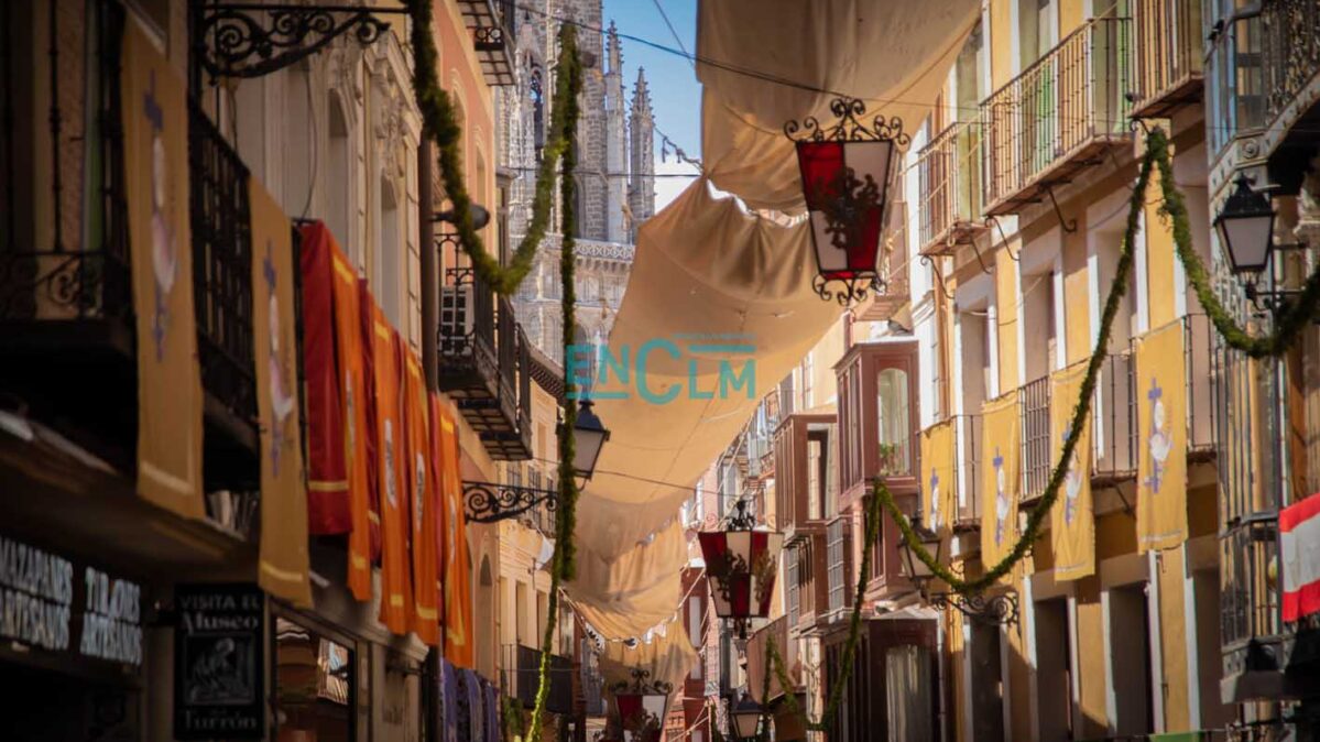 Las calles de Toledo, engalanadas para el Corpus Christi. Foto: Diego Langreo Serrano.