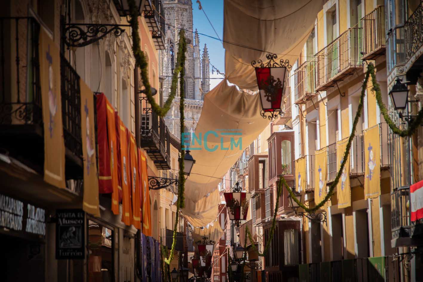 Las calles de Toledo, engalanadas para el Corpus Christi. Foto: Diego Langreo Serrano.