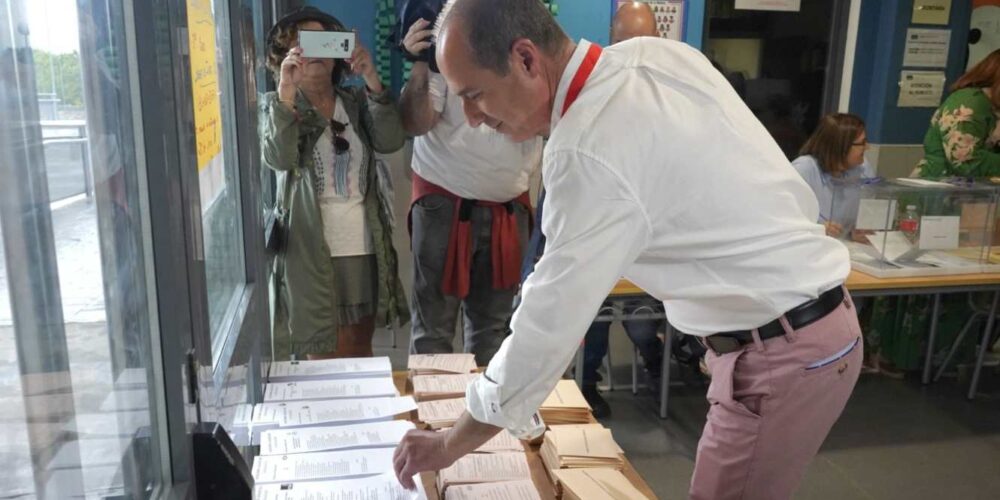 Akberto Rojo, antes de votar en las elecciones del 28M.