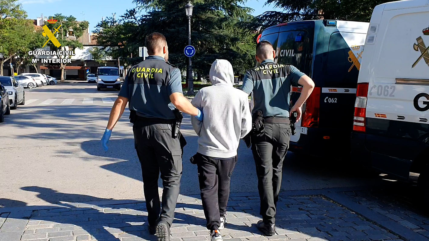 Uno de los detenidos por la Guardia Civil.