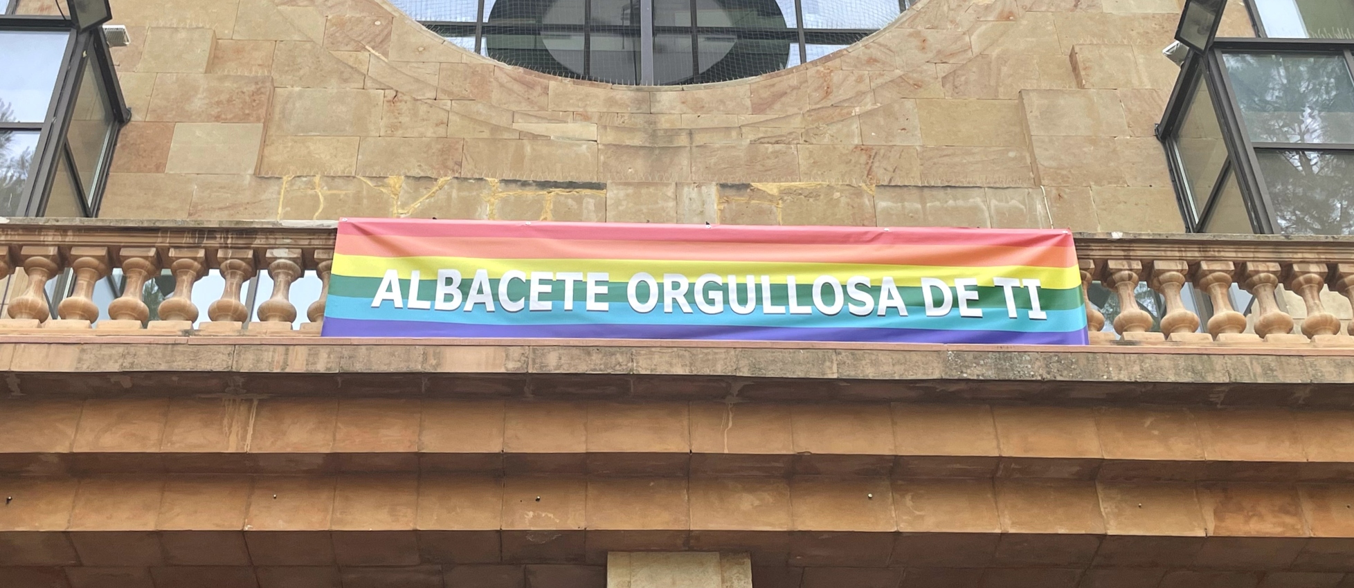 El Ayuntamiento de Albacete cuelga la bandera LGTBI del balcón.